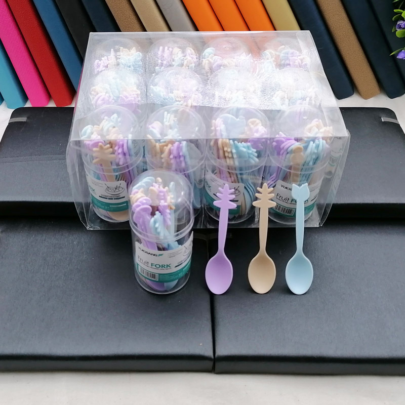 N3632 embotellada múltiples cucharas pequeñas creativo lindo plástico vajilla de comida para niños pastel cucharas pequeñas desechables