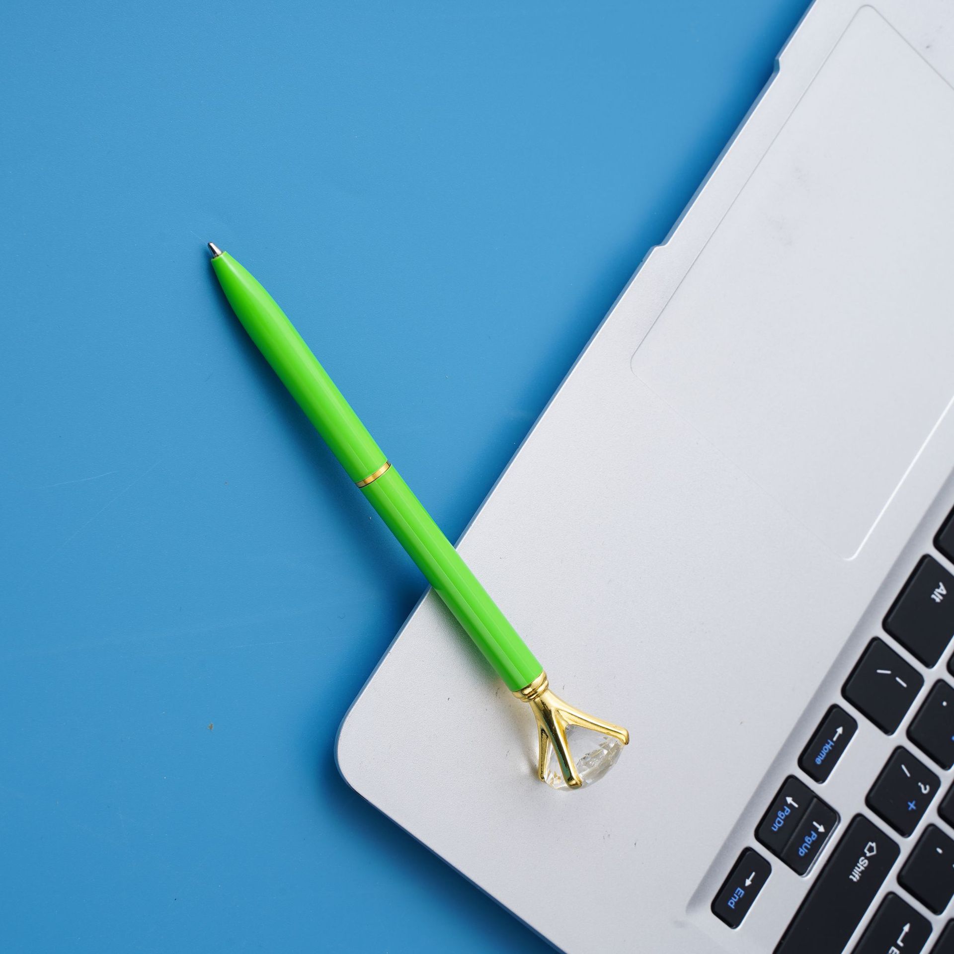 Fábrica al por mayor multicolor en stock bolígrafo de diamantes ins estilo Oficina pluma de metal Logotipo de impresión