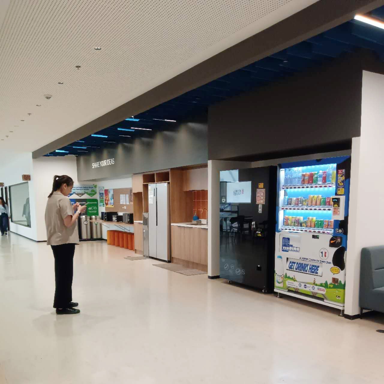 Máquina de café automática totalmente automática con máquina de hielo incorporada, máquina de café caliente y frío de autoservicio no tripulada