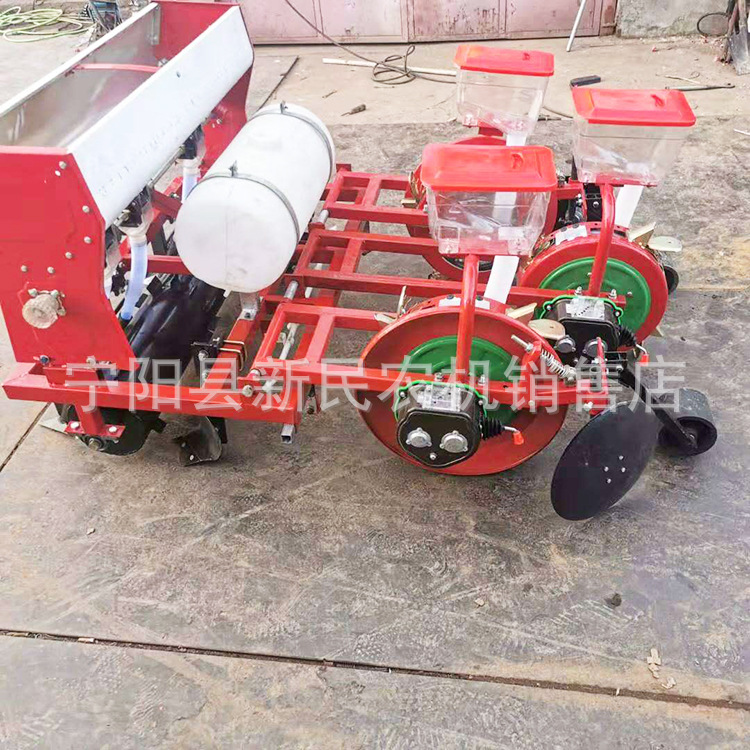 农用拖拉机带蔬菜铺膜播种机一垄两行先铺膜后播种免破膜有视频