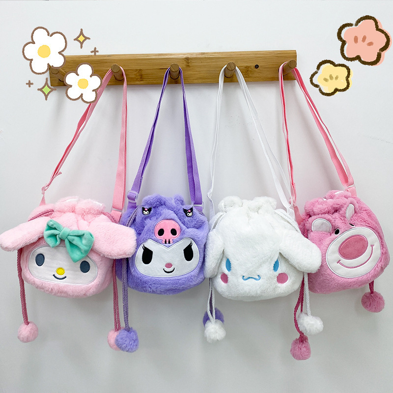 Venta al por mayor de fábrica bolsa de felpa juguete bolsa de mensajero Kulomi peluche de oso de fresa bolso japonés Sanrio