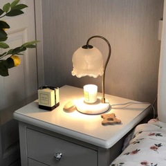 新しい白いグラスには、木の蓋付きのアロマキャンドルがあります。