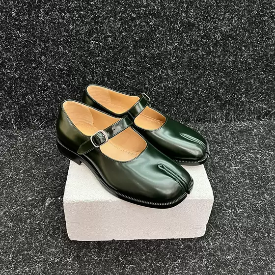 2025 New High-End M6 Split-Toe Shoes for Women, Tabi Flats, Pig's Trotters Flat Patent Leather Mary Jane Shoes, Horse Hoof Shoes