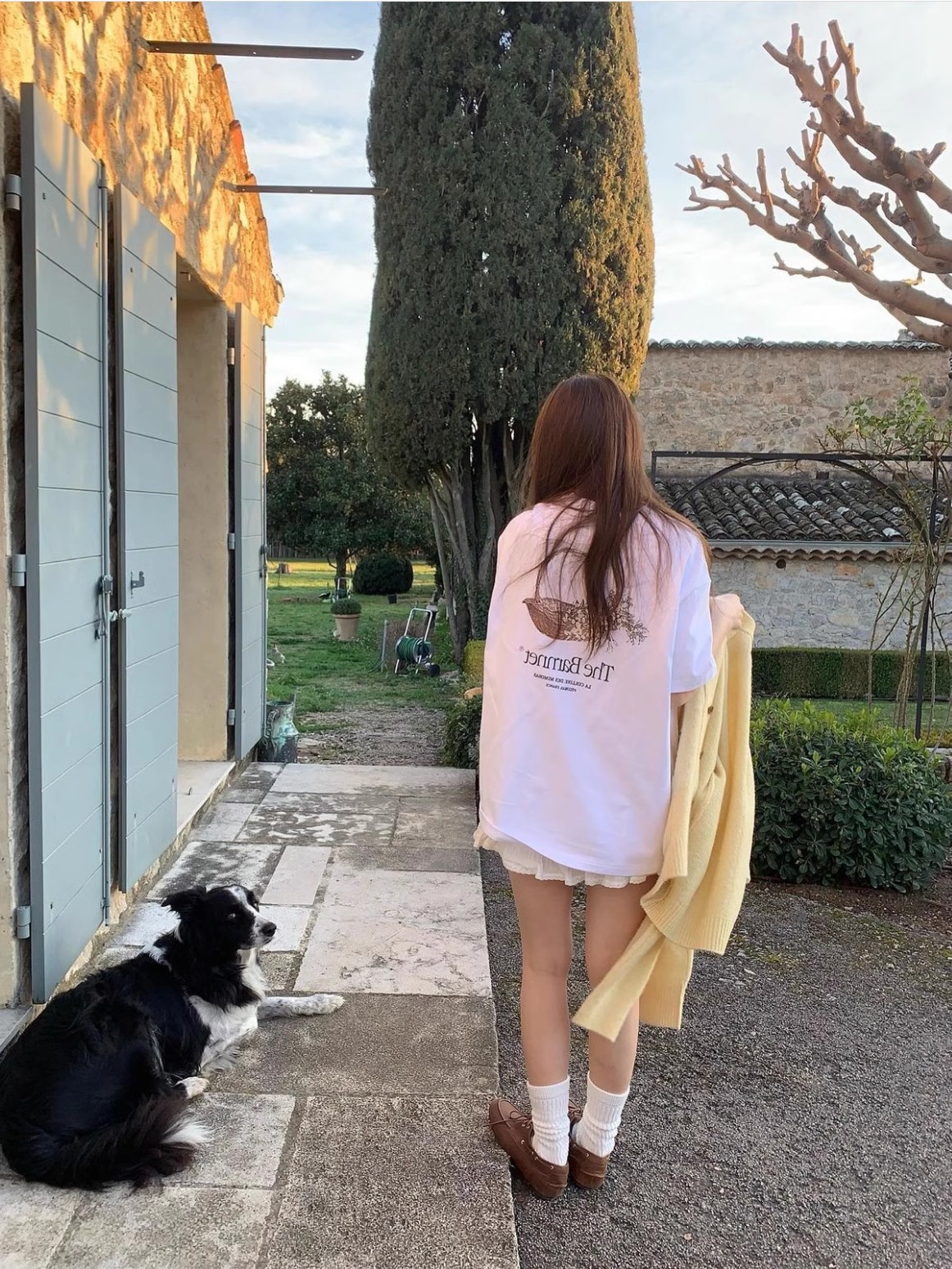 在庫あり 韓国東大門春夏モデル 背中に花かご柄プリント入り 男女兼用カップル向け半袖Tシャツ