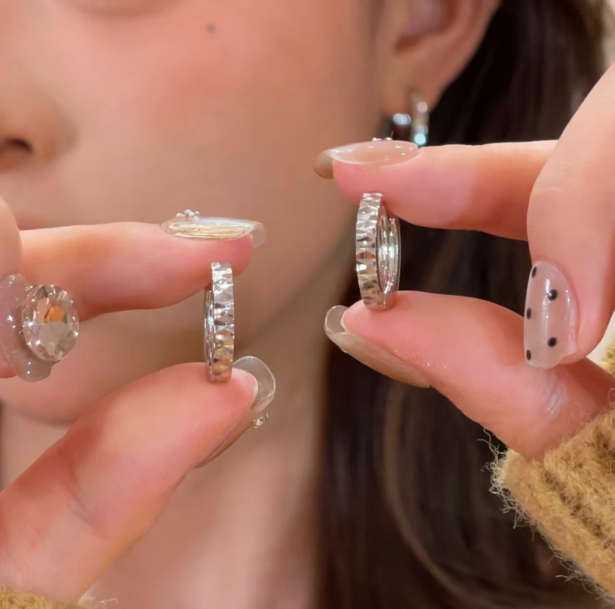 2024 nuevo anillo plateado simple perfiles de anillo de moda femenina aretes de anillo de anillo simple chatter Hot Hot Hot Hot Earplugs