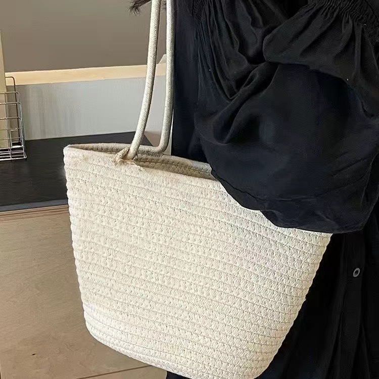 액세서리가 없는 베이지색 베어백