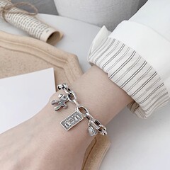 民族風の復古はすぐに金持ちのブレスレットの女性の個性の小さい大衆のシンプルな気質の手環の馬の年に魚の手があります。