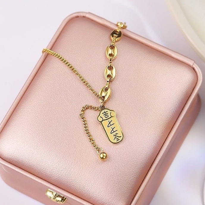 Diseño Avanzado de Acero de titanio chapado en oro no se desvanece buena suerte Nuevo Top signo colgante tobillos para niñas moda ins nicho