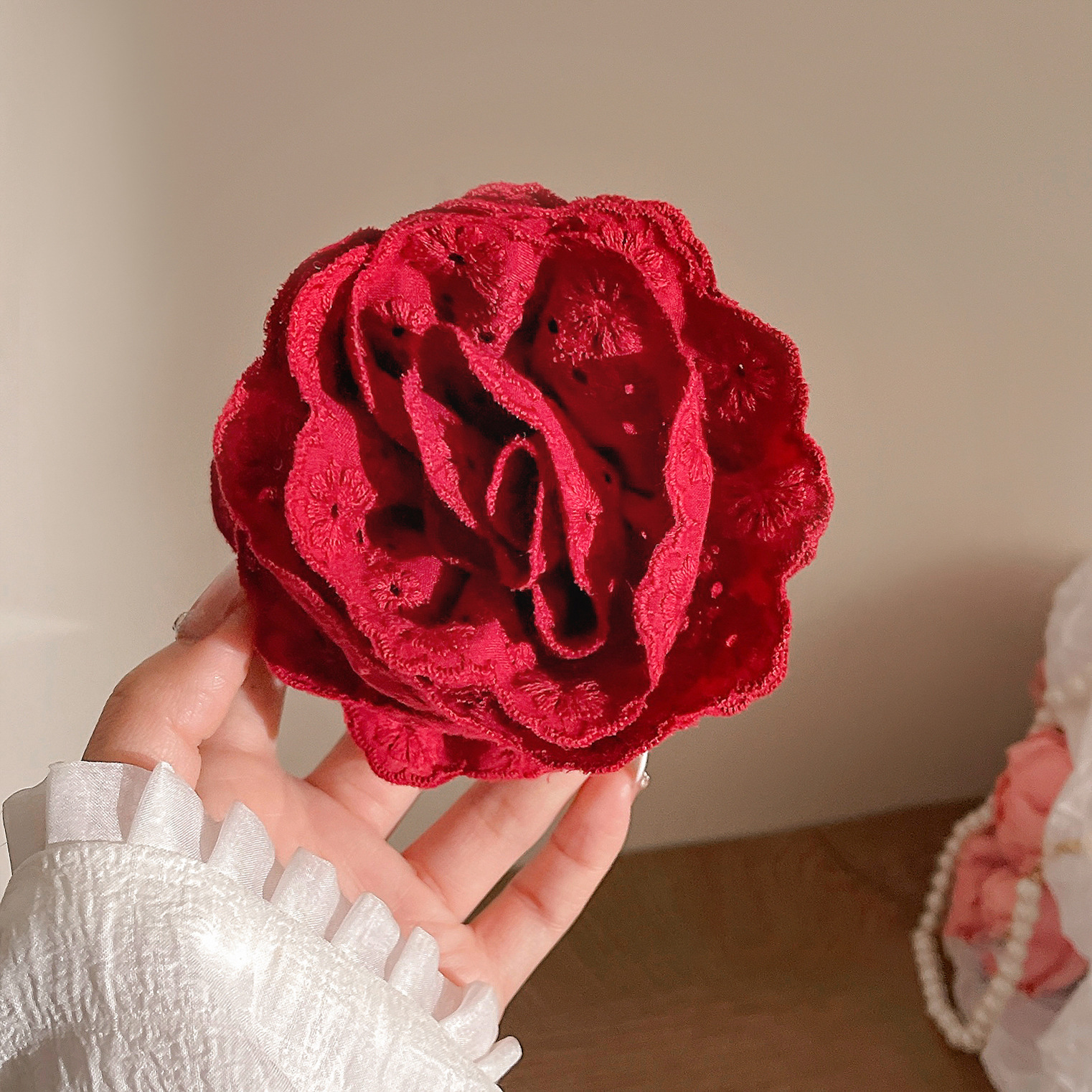 Korean style online celebrity caro rose clip female 2024 new flower shark clip high-grade headdress Flower hairpin headdress_voghion.com