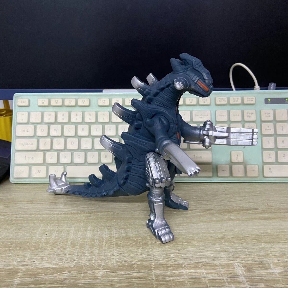 大型モンスタービニールソフトラバーウルトラマンモンスターおもちゃ男の子子供のおもちゃ夜市景勝地露店モンスター