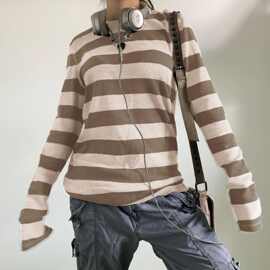 Striped loose long sleeved top for women条纹宽松圆领长袖上衣