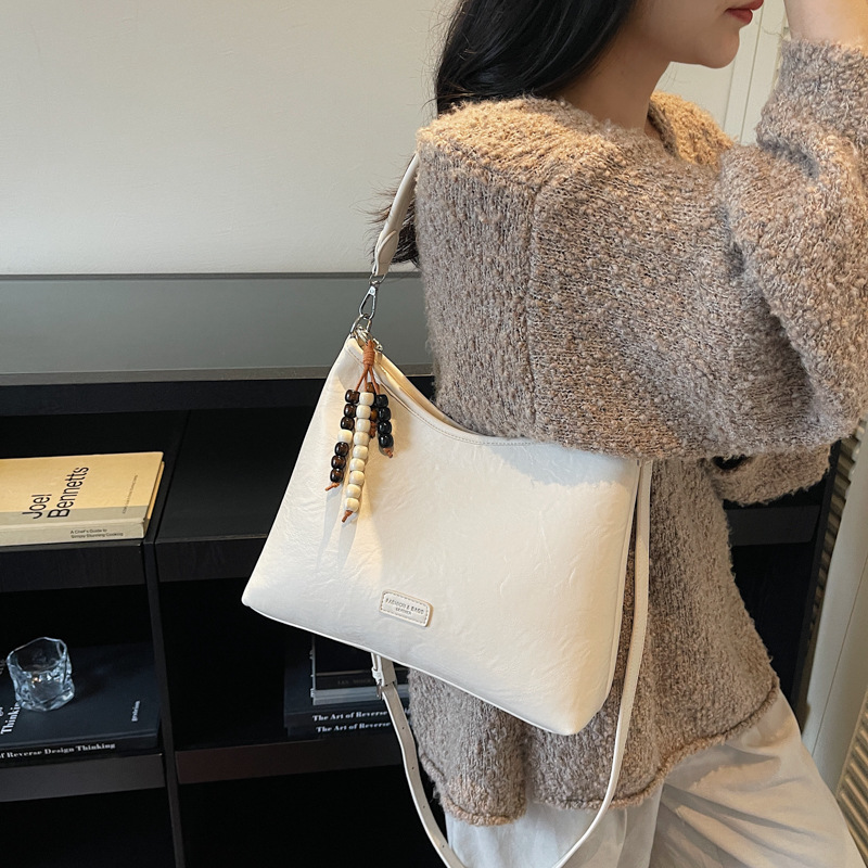 Bolsa de hombro con brazalete coreana de alto valor en otoño y invierno 2025 nuevo estilo retro simple bolso de mochila casual bolso de mano