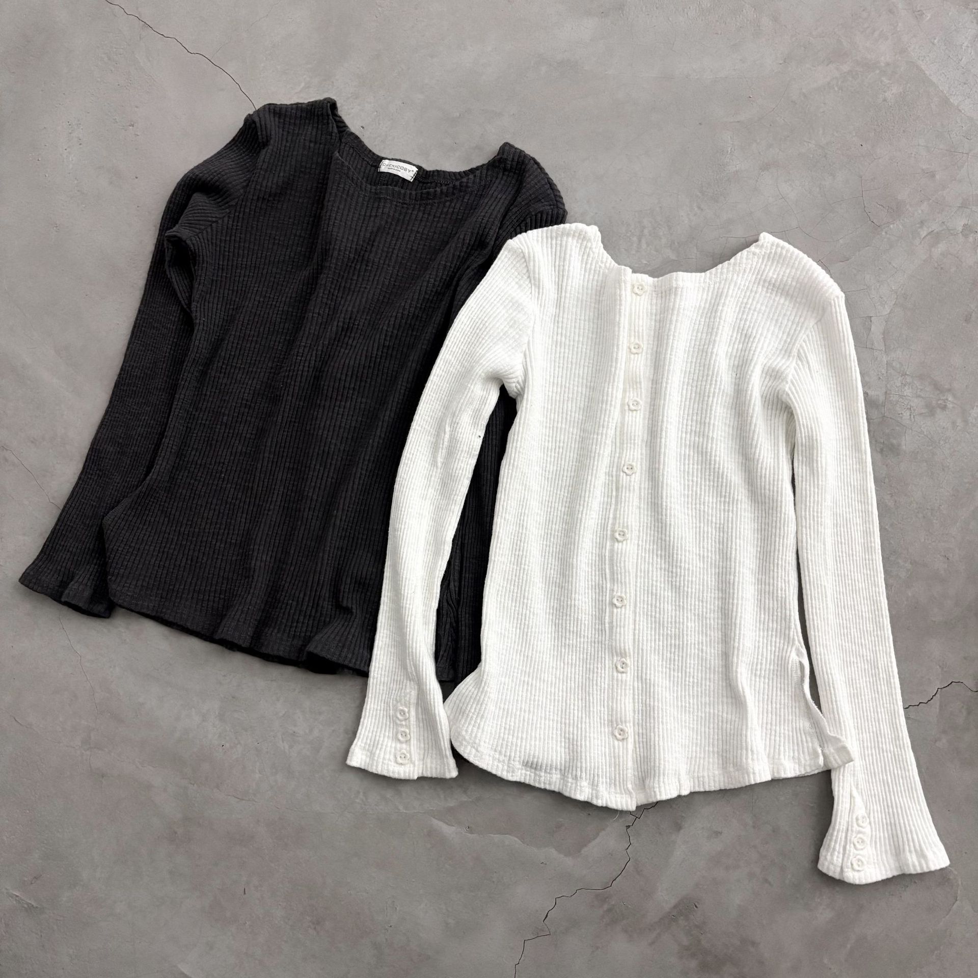 A refreshing Korean-style versatile casual solid color split-body slim fit ribbed T-shirt/base layer.