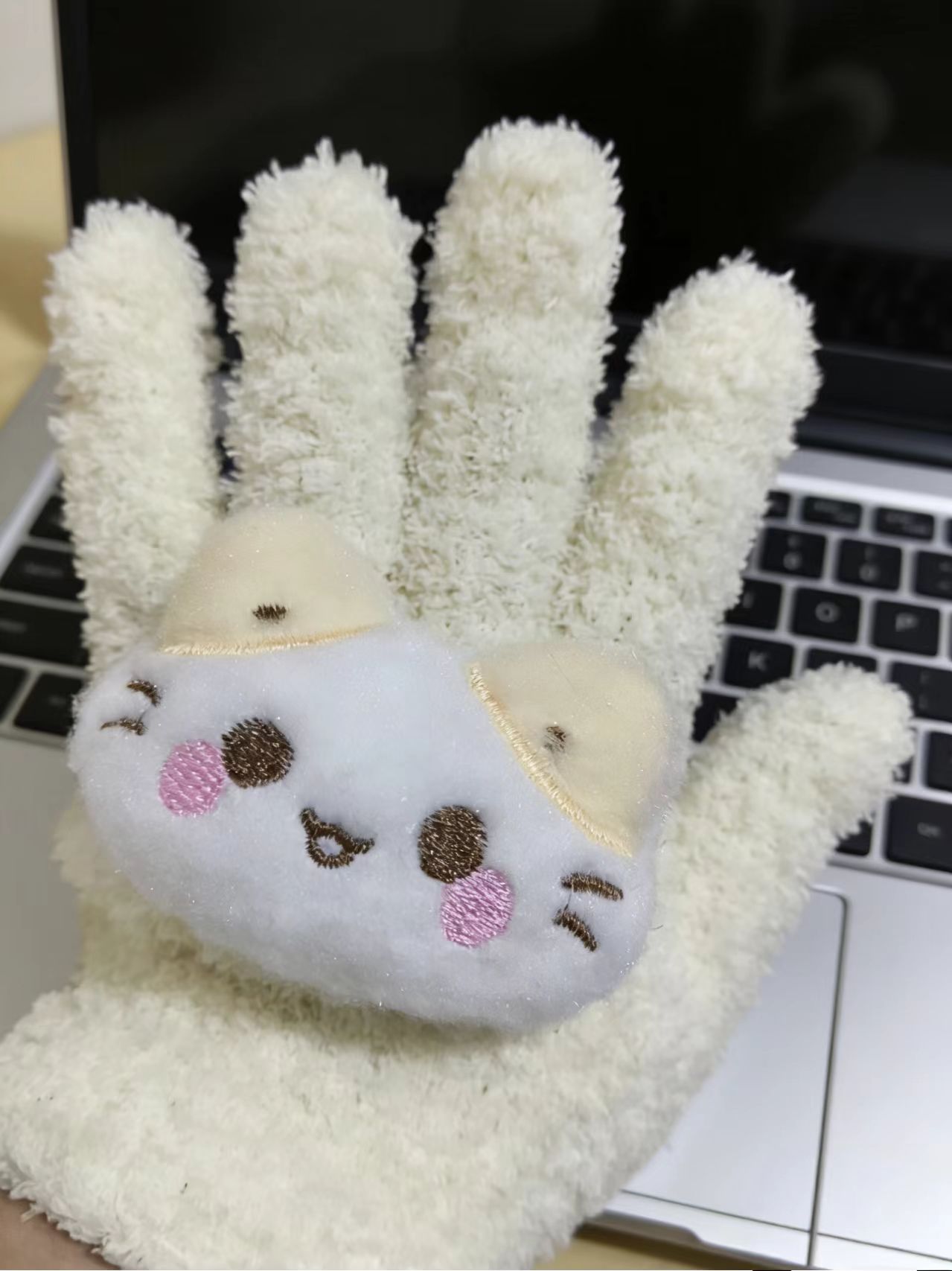 행복한 고양이 노란 장갑