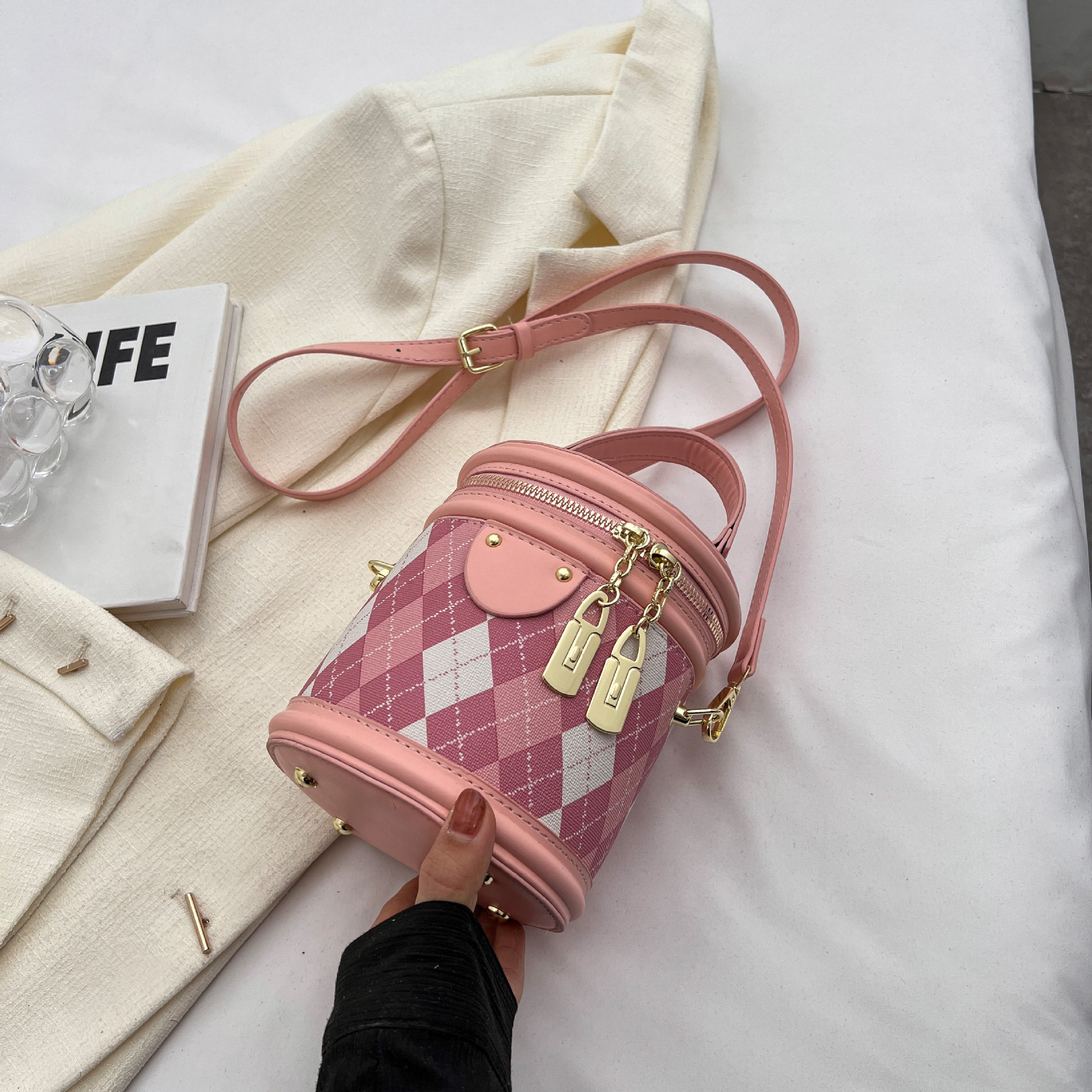 Розовая подвеска