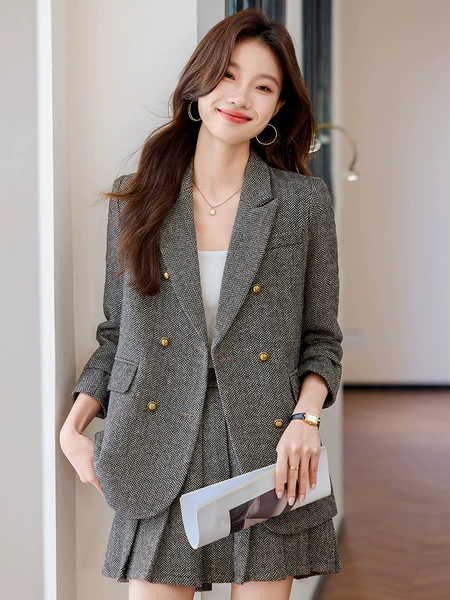 Long-sleeve, classic suit jacket