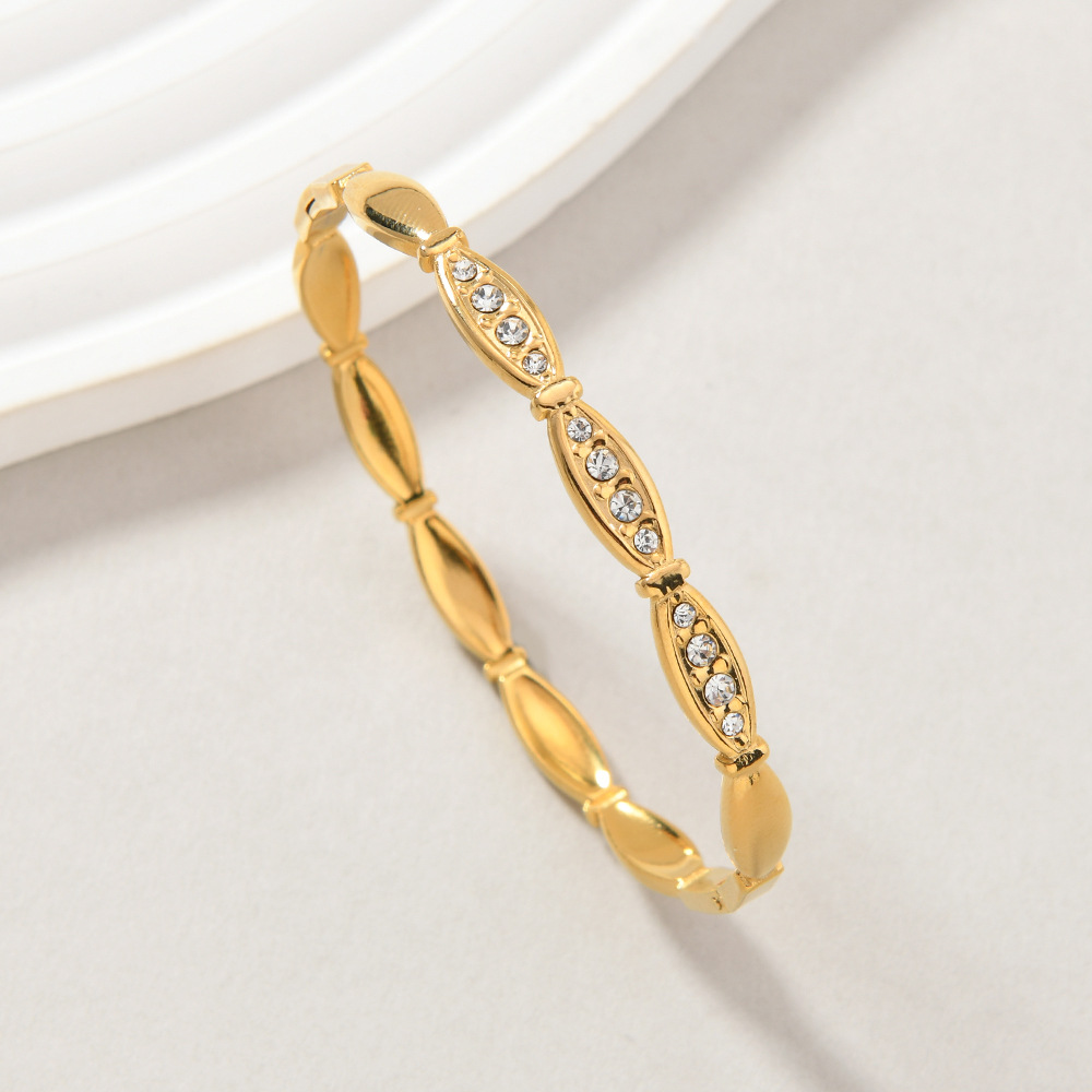 Venta cruzada de pulseras de presión de diamante de presión de aceite simple lujo ligero universal acero de titanio no se desvanece pulseras mujeres al por mayor