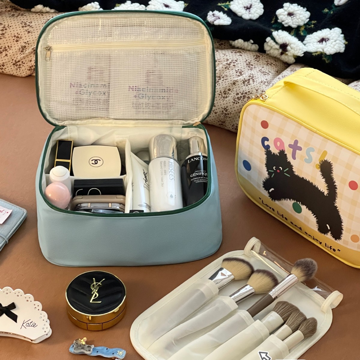 Nueva bolsa de maquillaje de gran capacidad de alta partición de valor facial multicapa portátil para viajar bolsa de almacenamiento de dormitorio resistente a la suciedad