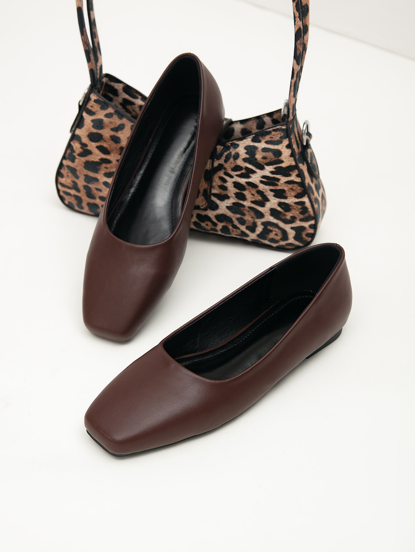 Chaussures plates marron foncé à bout carré pour femmes, élégantes, polyvalentes, basiques, raffinées et sophistiquées._voghion.com