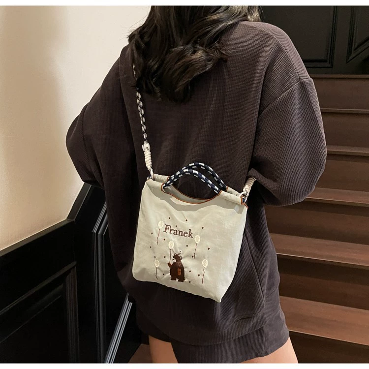 Japanese small handheld shoulder bag, with embroidery