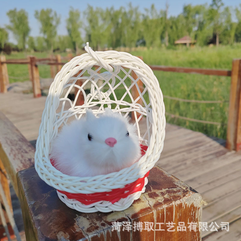 큰 빨간 매달린 바구니 토끼