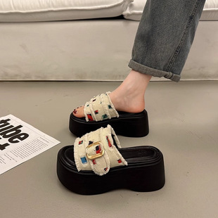 ��כ���ЬŮ2025�¿��ļ��⴩�r�и߼�����ȹ��С��������һ����