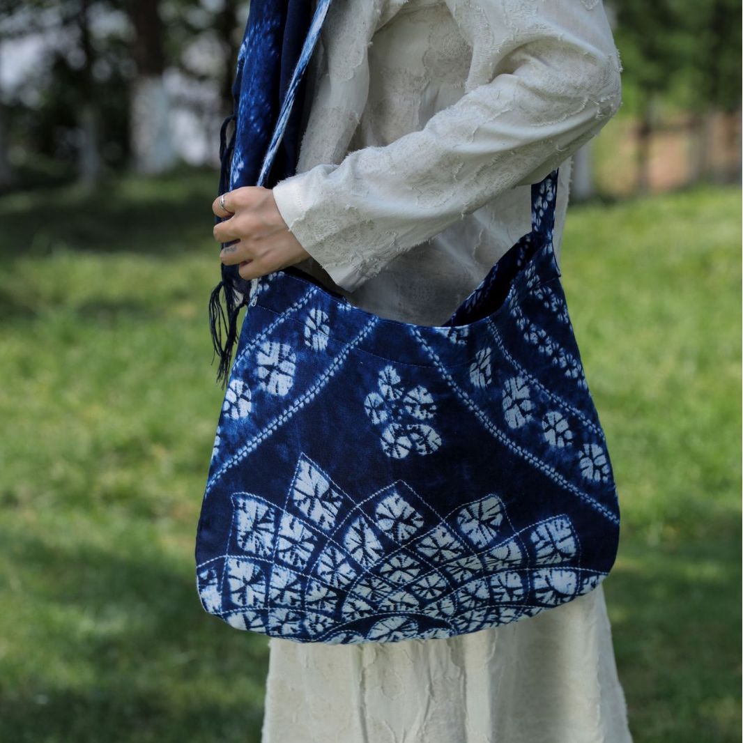 2023 Yunnan estilo étnico hecho a mano tie-dyed bolso de hombro artístico versátil pequeño bolso de tela azul y blanco retro casual bolsa de mensajero