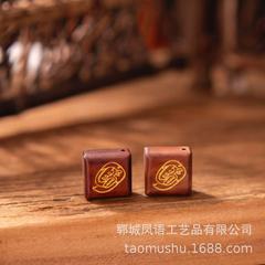 雷撃ナツメの木の金色の金の光は小さいペンダントを隠します。