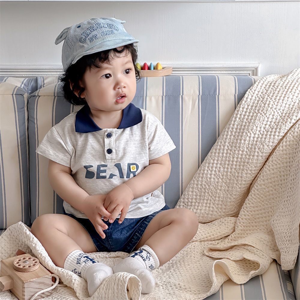 Versión coreana del estilo delgado de verano para bebés de 1 a 3 años, camiseta suelta con letras, traje casual para bebés de todo fósforo para hombres
