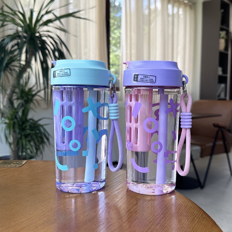 Taza de café de plástico de alto valor nominal Xinbei separación de agua de té de paja taza de bebida directa estudiantes al aire libre para hacer té portátil verano