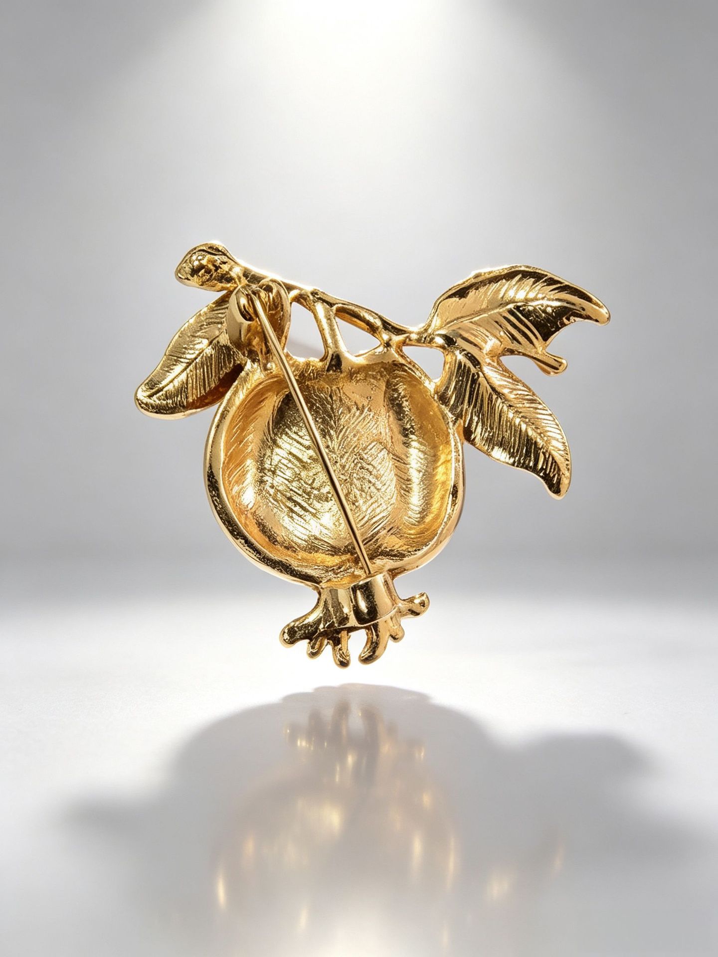 Traditional Chinese-style pomegranate brooch, exquisite enamel pin, high-end accessory for suits and coats, symbolizing abundance and good fortune, a unique and stylish piece of jewelry
