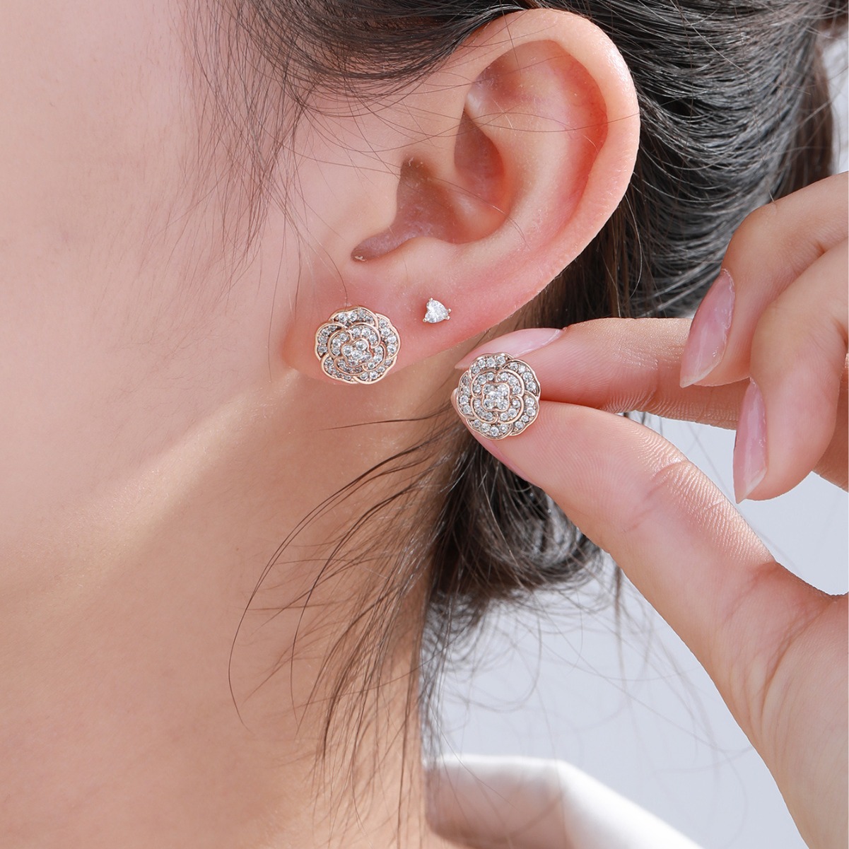 Joyería Xuping aleación dorada pequeña rosa dinosaurio pendientes coreanos de alto nivel lujoso ligero pendientes de diamantes para mujeres