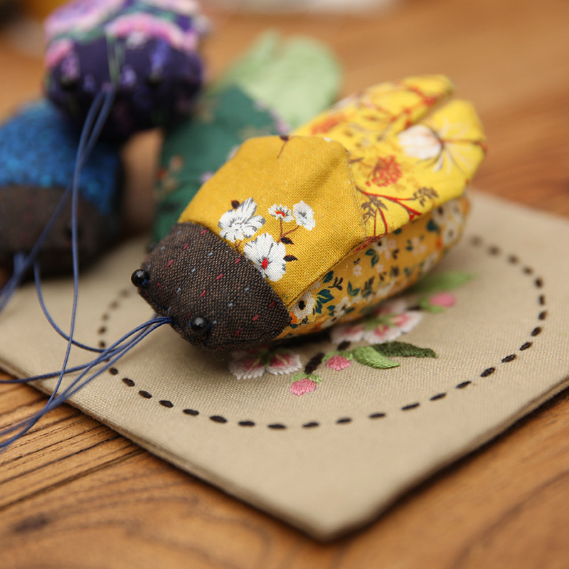 Bordado hecho a mano DIY creativo colgante luxiu cigarra niños adultos patchwork muñeca de regalo de estilo antiguo adornos de cigarra