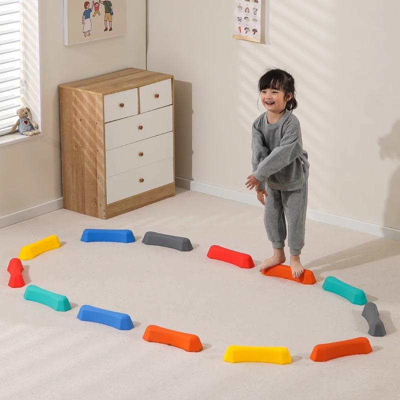 Jardín de infantes al aire libre dispositivo de aptitud física inteligente puente de juguete de madera de equilibrio de paso