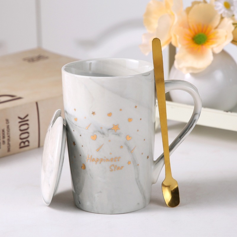 創意陶磁器のコップの個性のカップルは杯のマグカップに対して蓋のスプーンを持って開業します。|undefined