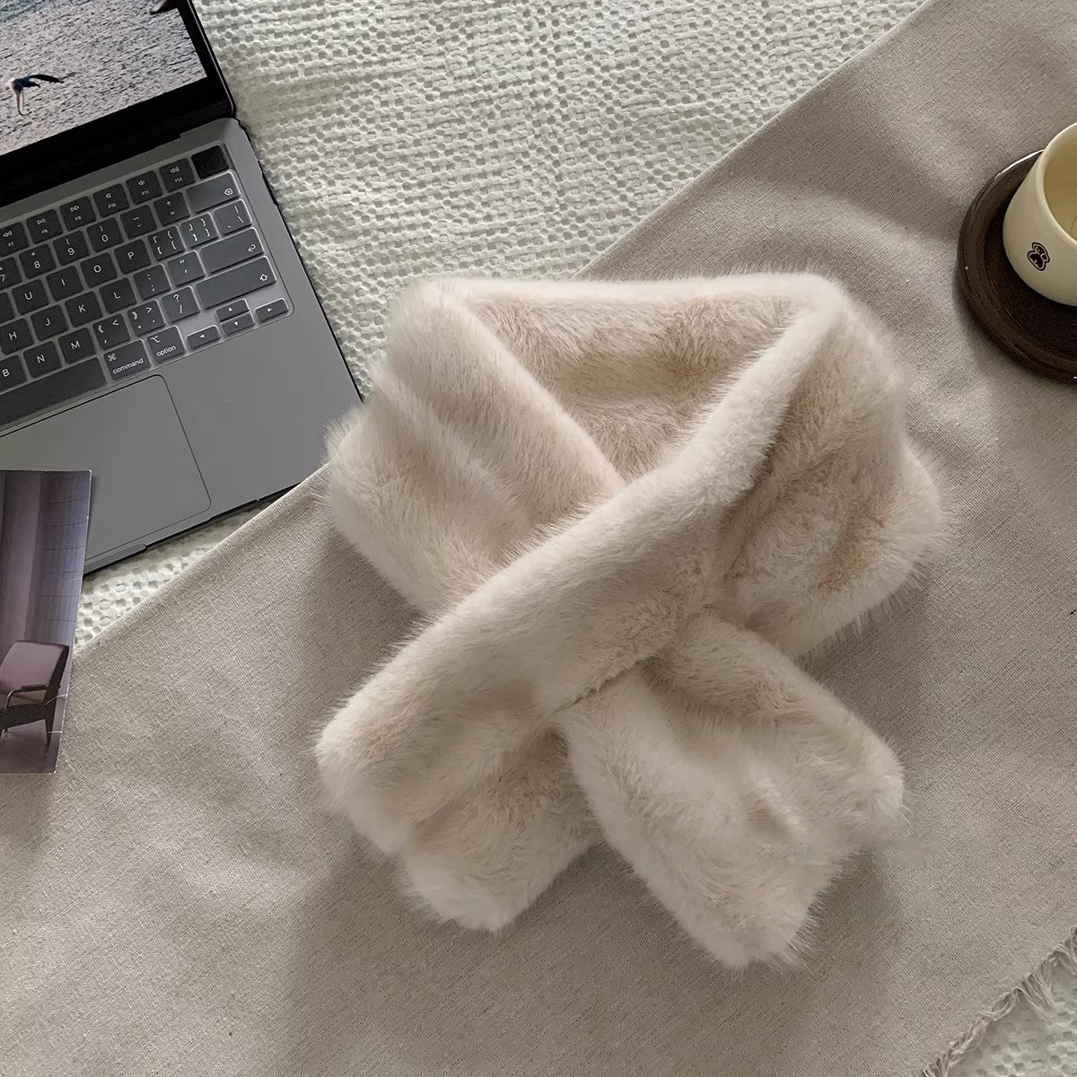 베이지색 스카프