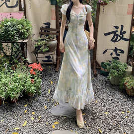 法式碎花荷叶边V领连衣裙夏季新款修身温柔风系带收腰显瘦A字长裙