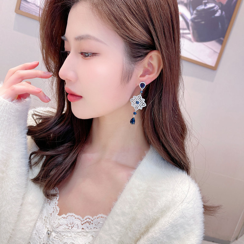 Light luxury high-end heavy industry earrings banquet dress with long hollow pattern water drop earrings_voghion.com