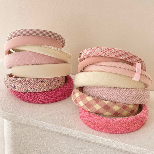 Women's Pink Hairband from South Korea with a sense of elegance, suitable for autumn and winter, wide-brimmed hair clip, high forehead hairpin, stylish hair accessory for influencers.