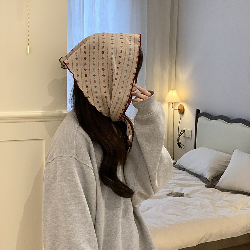 Bufandas triangulares mujeres primavera y verano nuevo estilo japonés y coreano estilo retro bufandas de moda universal bufandas pastorales bufandas de seda correa de pelo