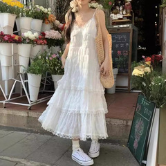 甘い減齢の白いフランスのストラップのワンピースの婦人服の春の休暇の風の小さい背のゆったりしているケーキの長いスカート