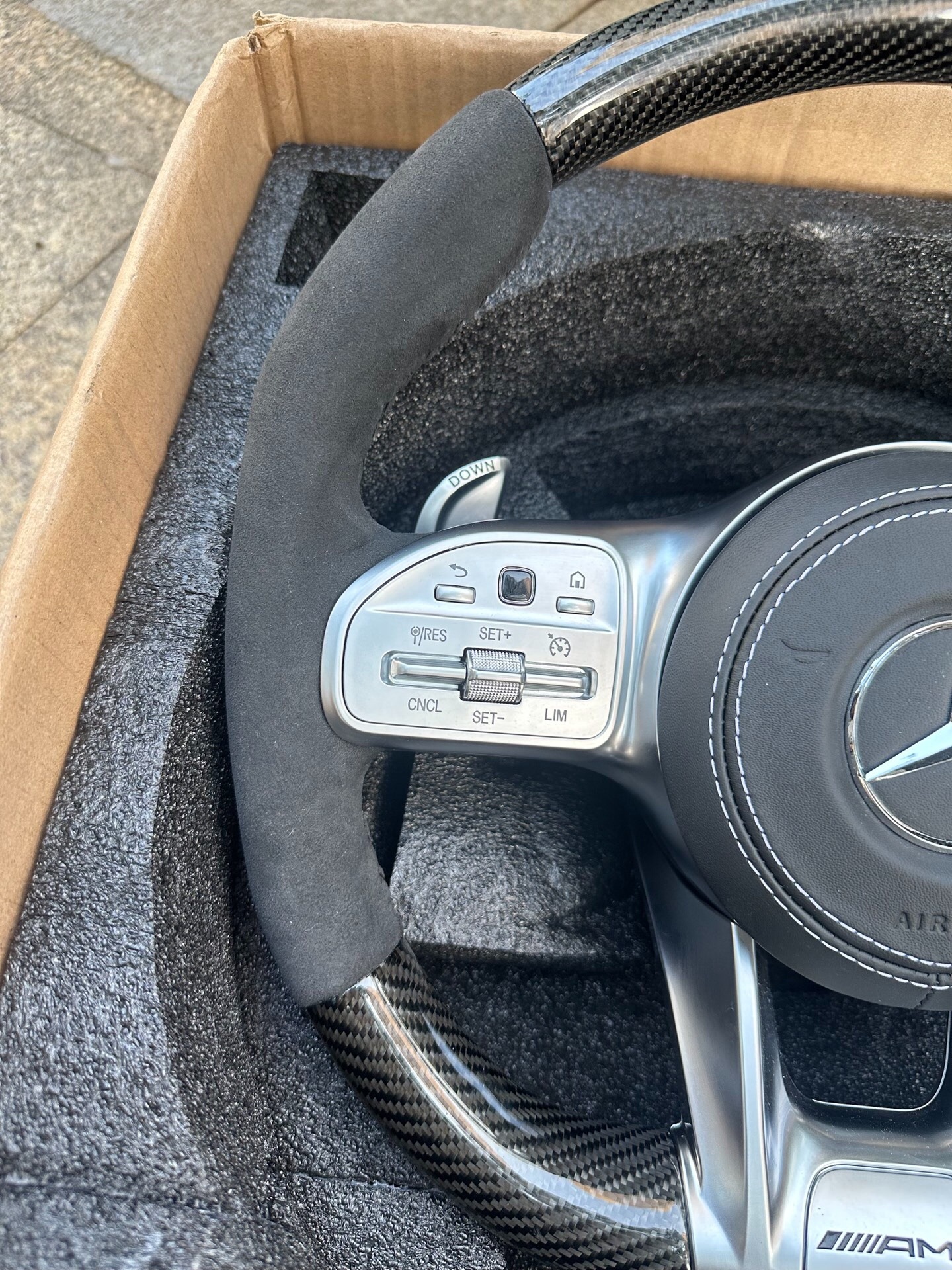 Suitable for Mercedes-Benz steering wheels of A-Class, C-Class, E-Class, and ML models; used for upgrading and modifying older models to newer ones; AMG carbon fiber steering wheel assembly