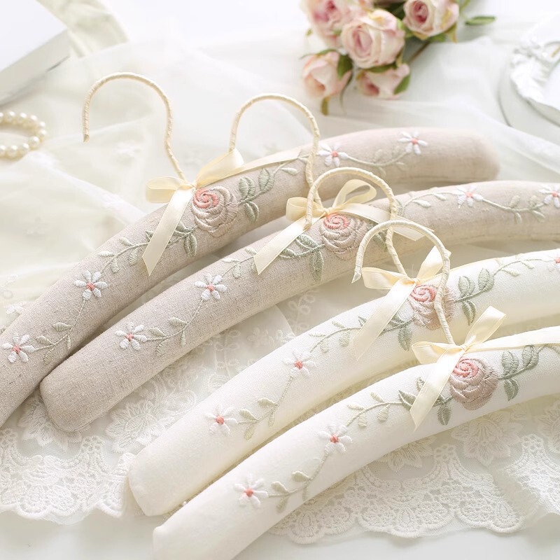 European-Style Fabric-Covered Clothes Hangers for Home Use, Non-Slip, Traceless Hangers for Wedding Dresses, Embroidered Sponge Clothing Store Hangers