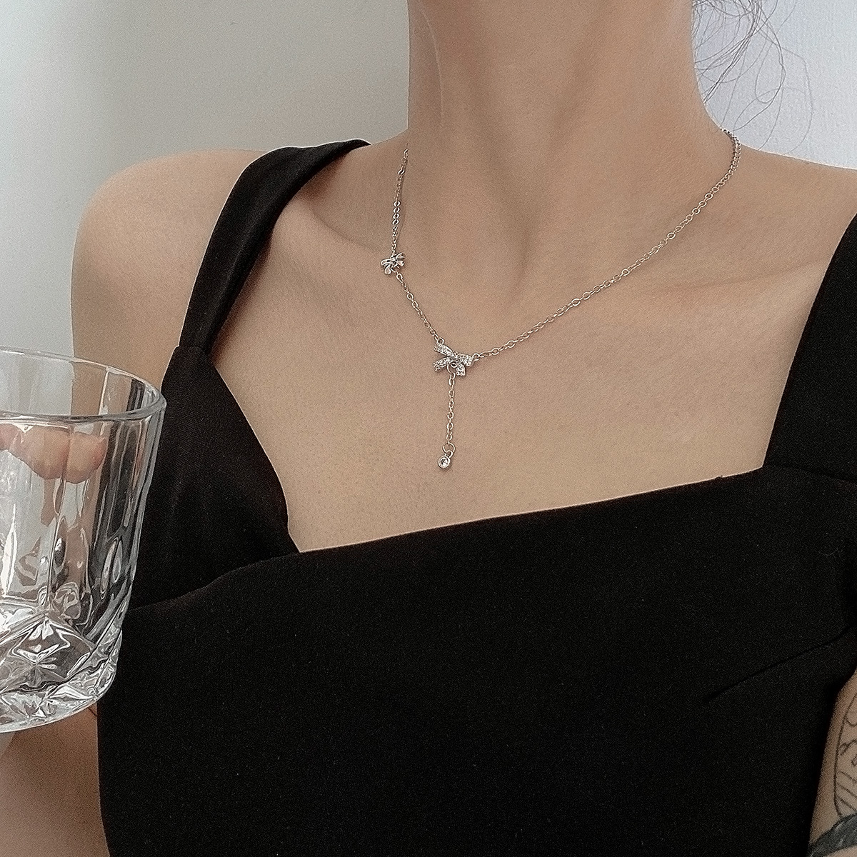 Pendant with zircon with bow