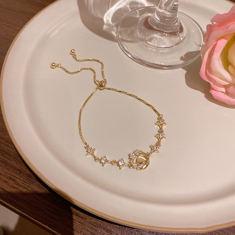 韓国の新しい真珠のブレスレットの小衆は高級感の精巧なジルコンの愛の手の串の気質の蝶結びのブレスレットを合わせます。