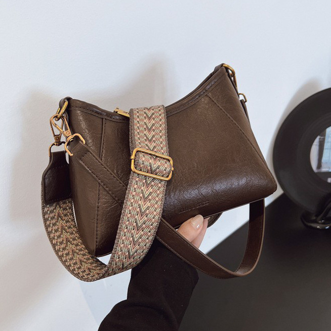 Niche French Vintage Underarm Bag For Women 2026 New Arrival Versatile Retro Commuter Baguette Bag Elegant Shoulder Handbag