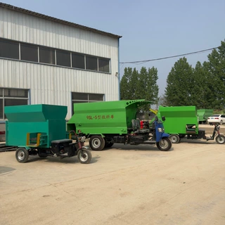 皮带传送刮板推料车 柴油三轮地盘可选喂料车 双边出料均匀抛草车