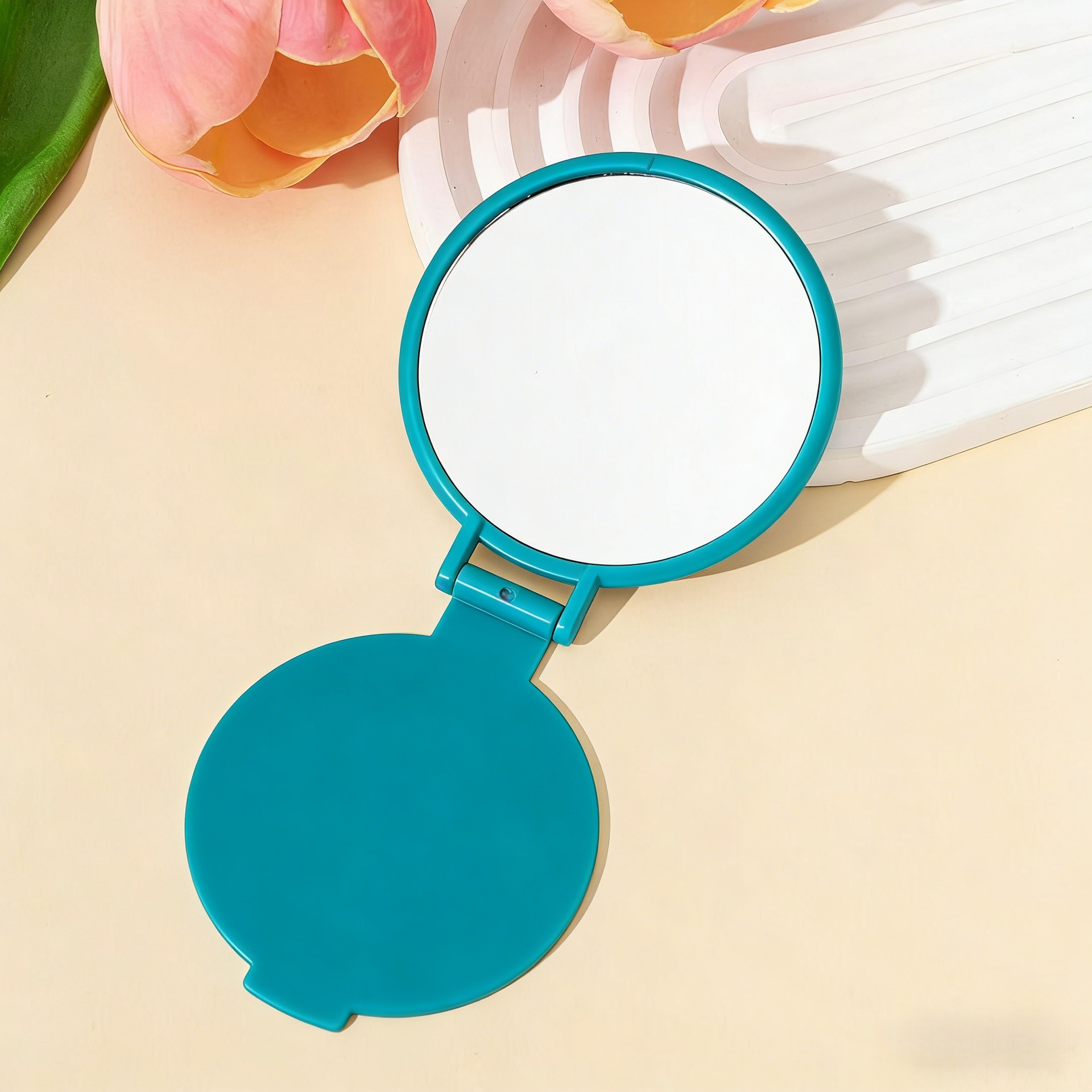 Espejo mini plegable conveniente para llevar con el cuerpo, espejo de maquillaje, espejo de bolsillo redondo, espejo pequeño, espejo publicitario, logotipo impreso, suministro de stock image 16