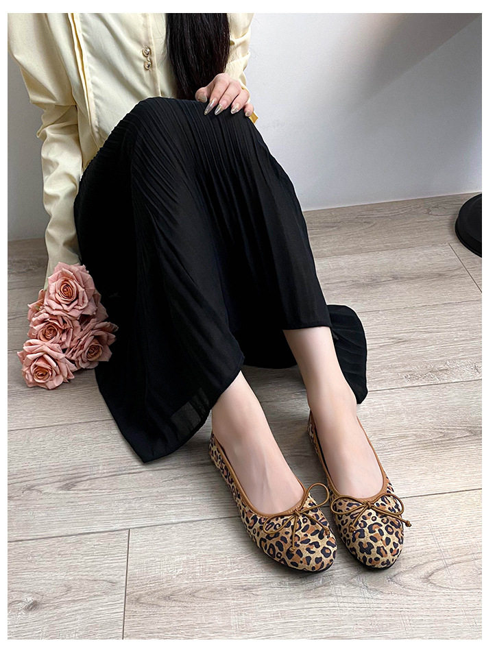 Giày cao gót nữ mũi vuông họa tiết da báo thắt nơ, gót thấp 1–3 cm — Vân báo chi tiết 22