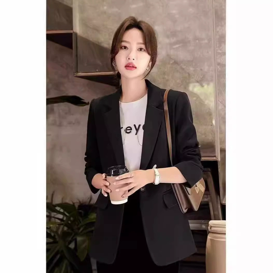 Весенний 2025 универсальный черный блейзер свободного кроя для невысоких женщин с мягкими плечами, утягивающий силуэт.